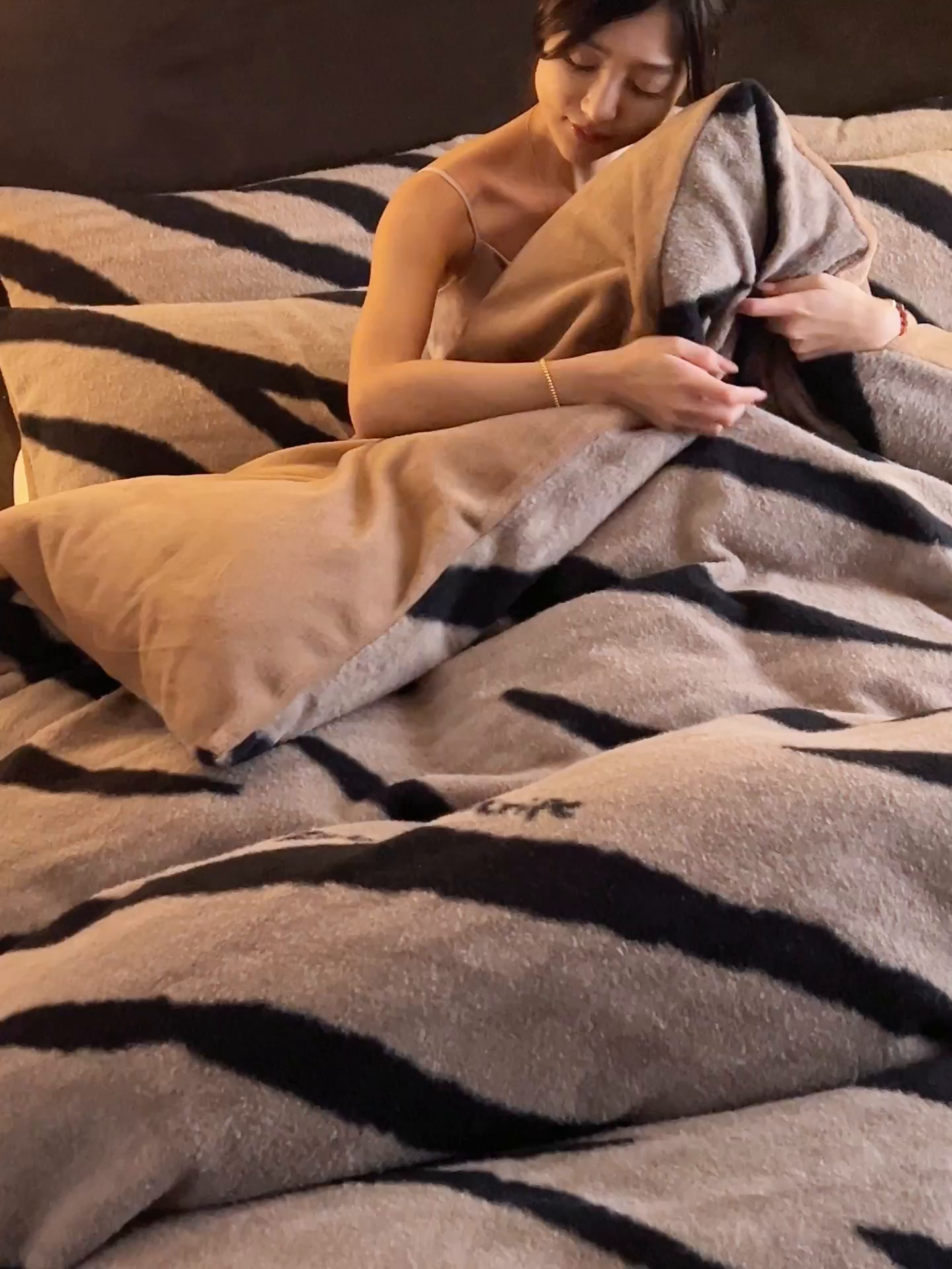 91家纺网 家纺一手货源 找家纺 晨曦家纺 2025新款加厚加绒羊驼绒四件套牛奶绒四件套 岁月流金-咖