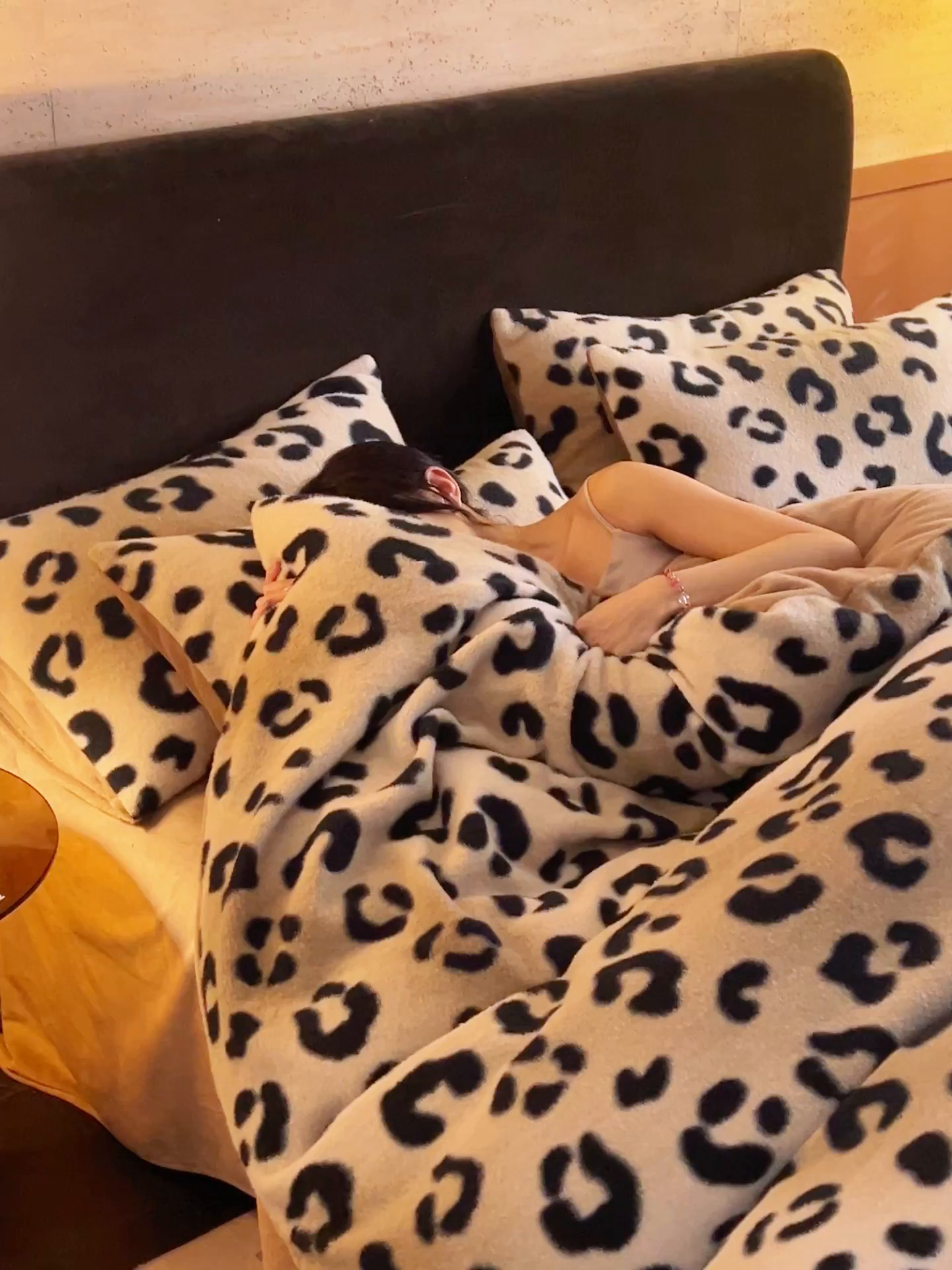 91家纺网 家纺一手货源 找家纺 晨曦家纺 2025新款加厚加绒羊驼绒四件套牛奶绒四件套 豹纹咖