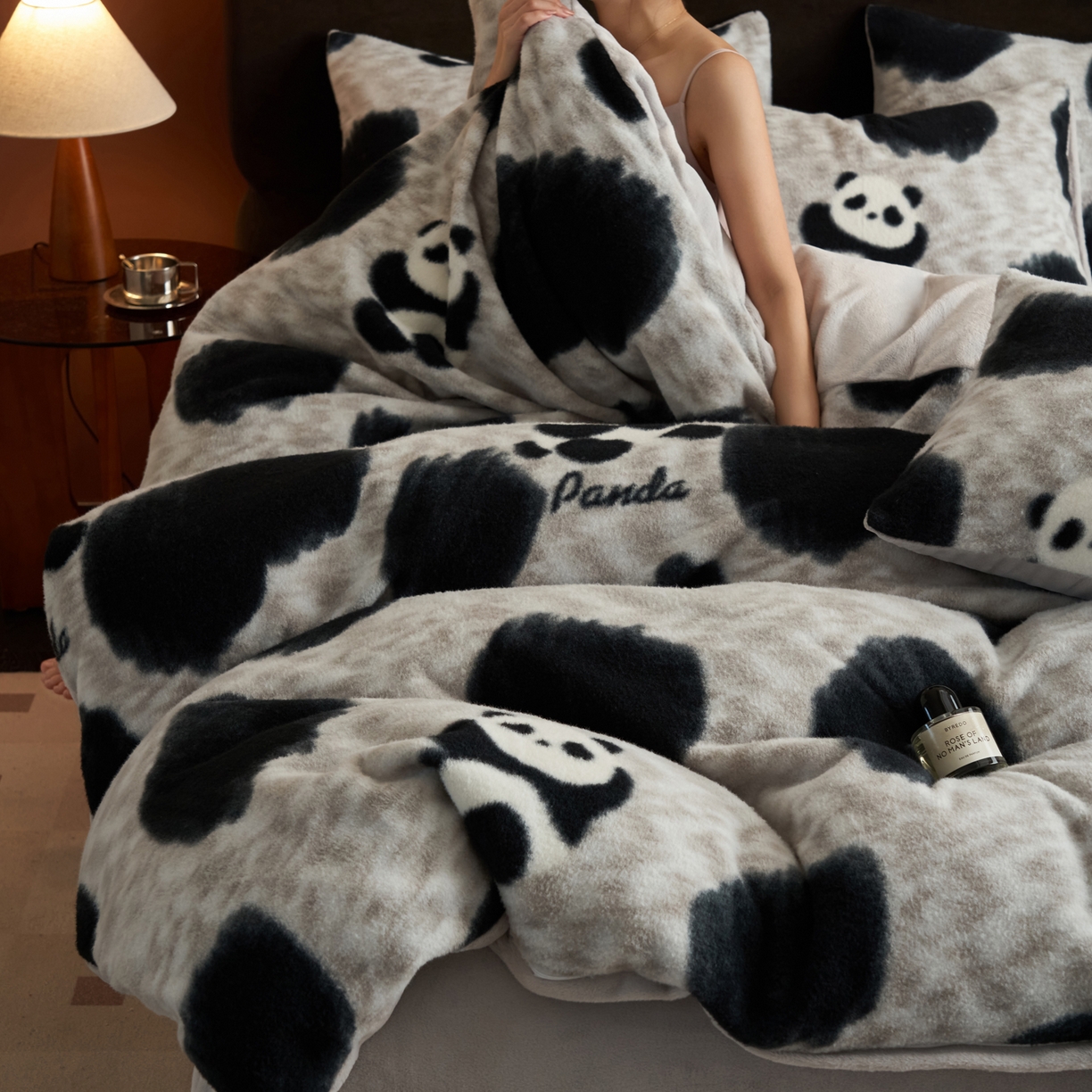 91家纺网 家纺一手货源 找家纺 晨曦家纺 2025新款加厚加绒羊驼绒四件套牛奶绒四件套 熊猫潘达