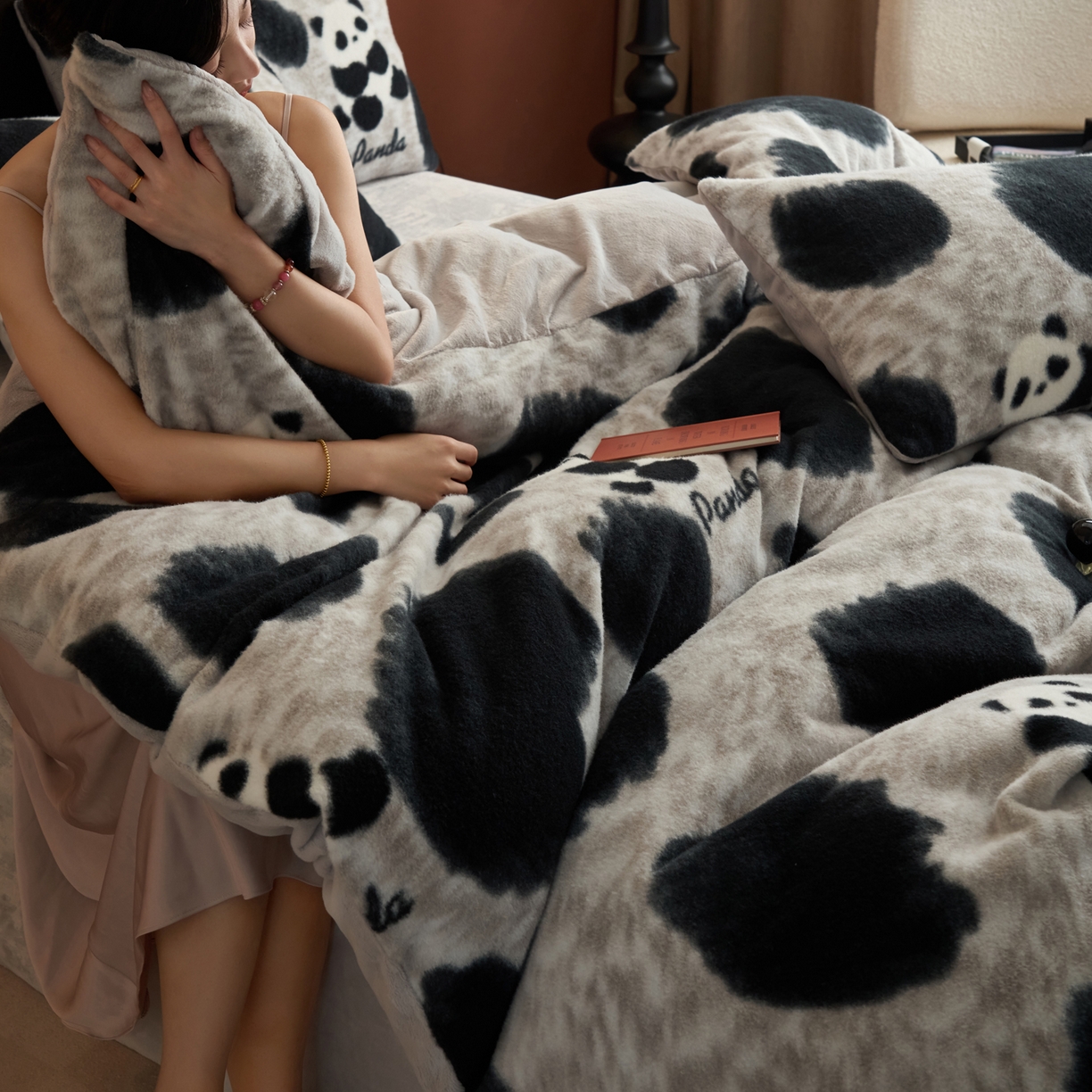 91家纺网 家纺一手货源 找家纺 晨曦家纺 2025新款加厚加绒羊驼绒四件套牛奶绒四件套 熊猫潘达