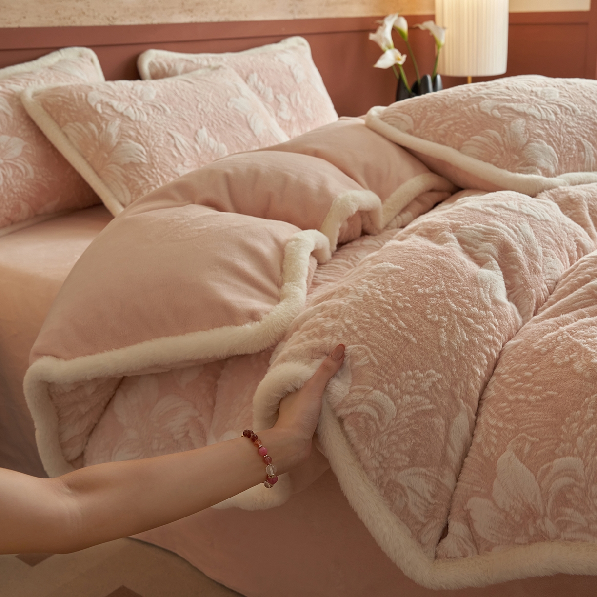 91家纺网 家纺一手货源 找家纺 （总）晨曦家纺 2025新款高克重兔毛绒浪花四件套牛奶绒四件套兔毛边床品