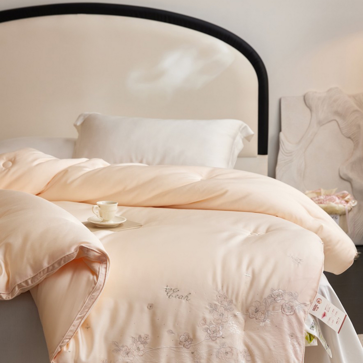 91家纺网 家纺一手货源 找家纺 （总）玖玖爱家纺 2025新款蚕皙暖意绣花被被子被芯