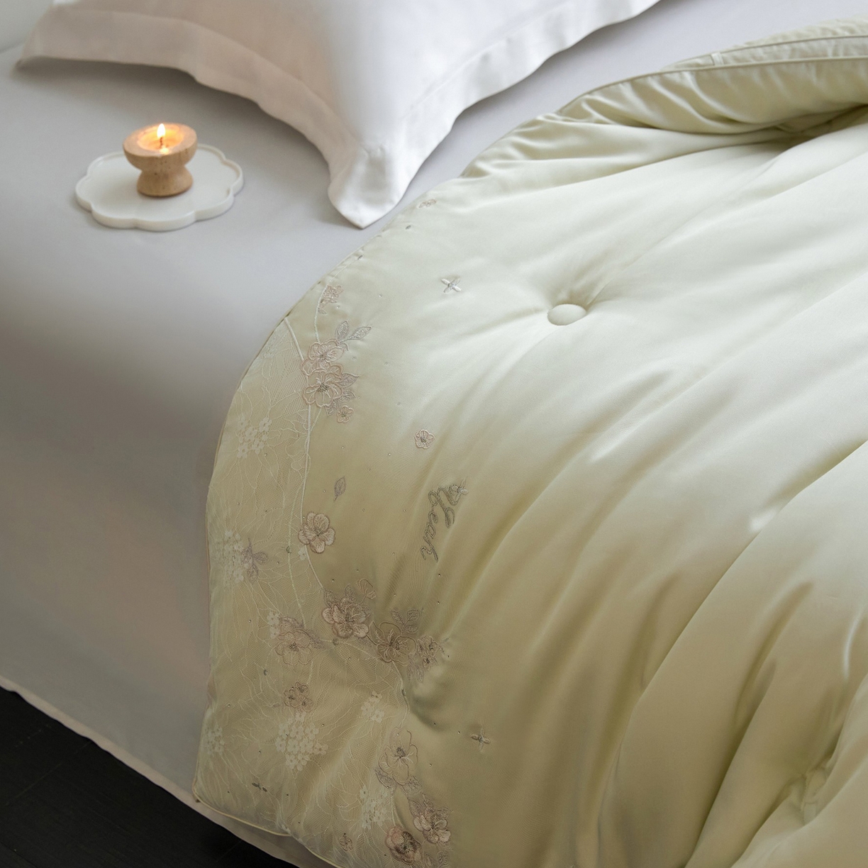 91家纺网 家纺一手货源 找家纺 玖玖爱家纺 2025新款蚕皙暖意绣花被被子被芯 青雅绿