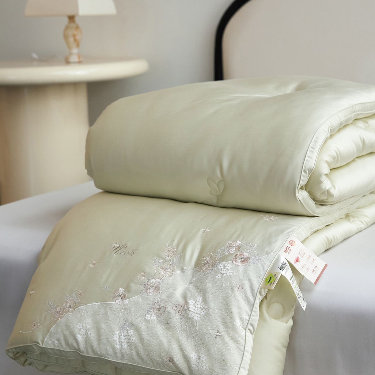 91家纺网 家纺一手货源 找家纺 玖玖爱家纺 2025新款蚕皙暖意绣花被被子被芯 青雅绿