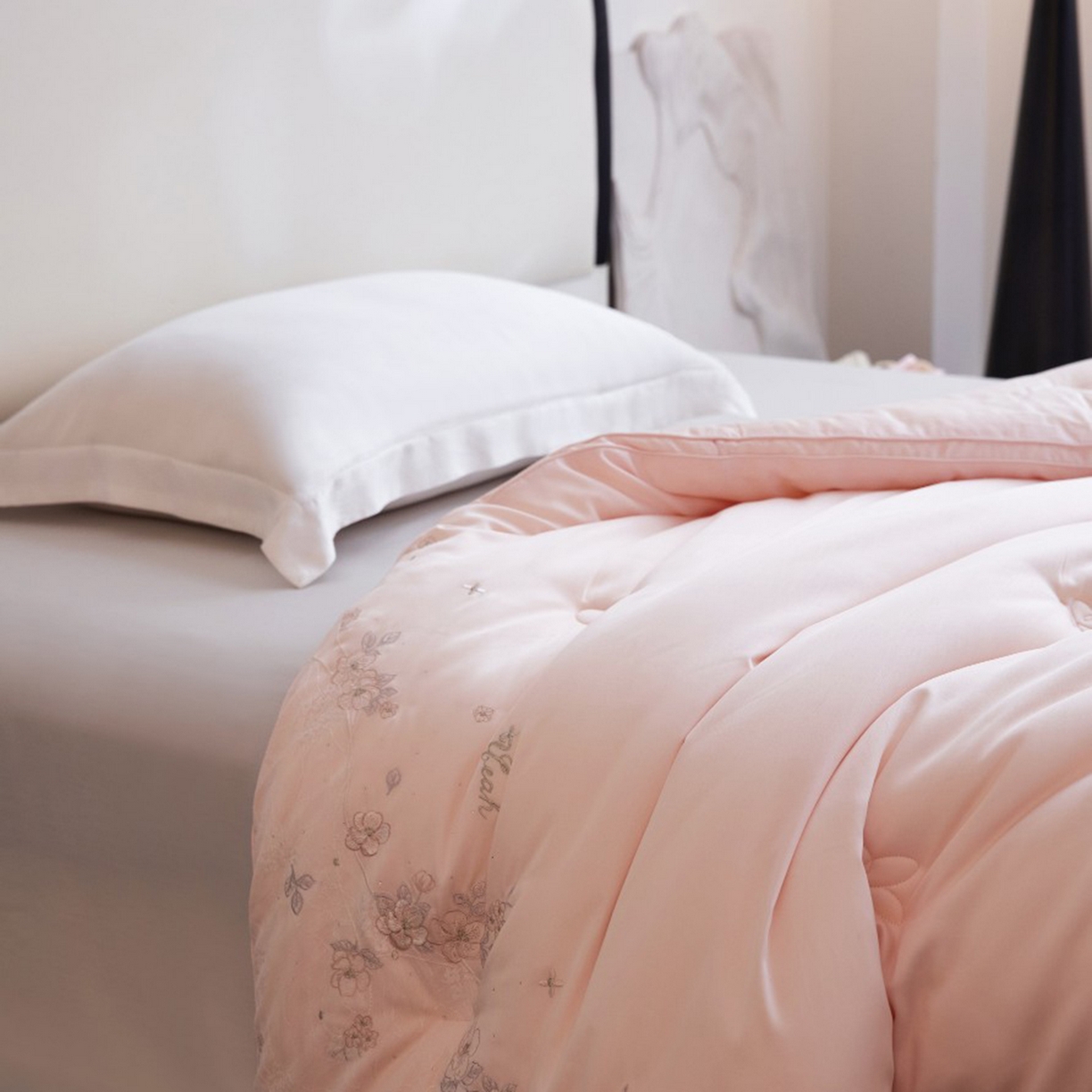 91家纺网 家纺一手货源 找家纺 玖玖爱家纺 2025新款蚕皙暖意绣花被被子被芯 樱花粉