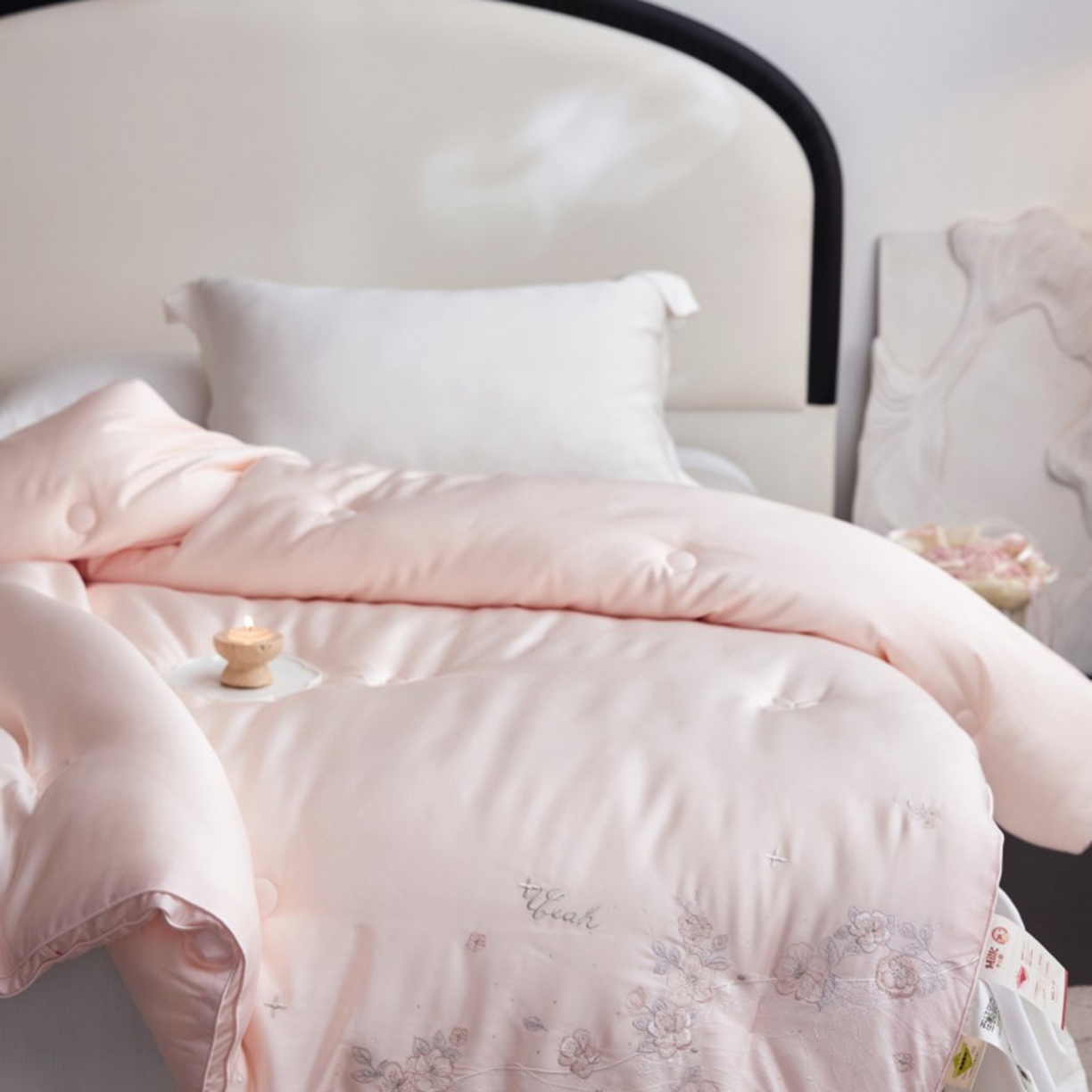 91家纺网 家纺一手货源 找家纺 玖玖爱家纺 2025新款蚕皙暖意绣花被被子被芯 樱花粉