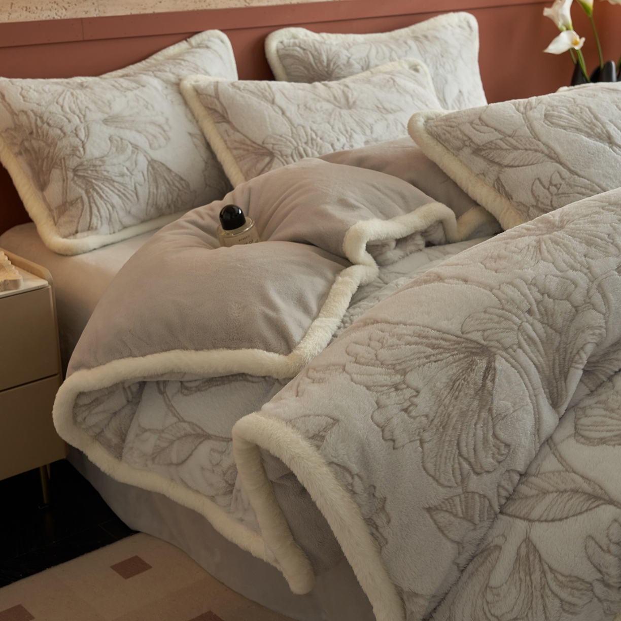 91家纺网 家纺一手货源 找家纺 晨曦家纺 2025新款高克重兔毛绒浪花四件套牛奶绒四件套兔毛边床品 毕加索