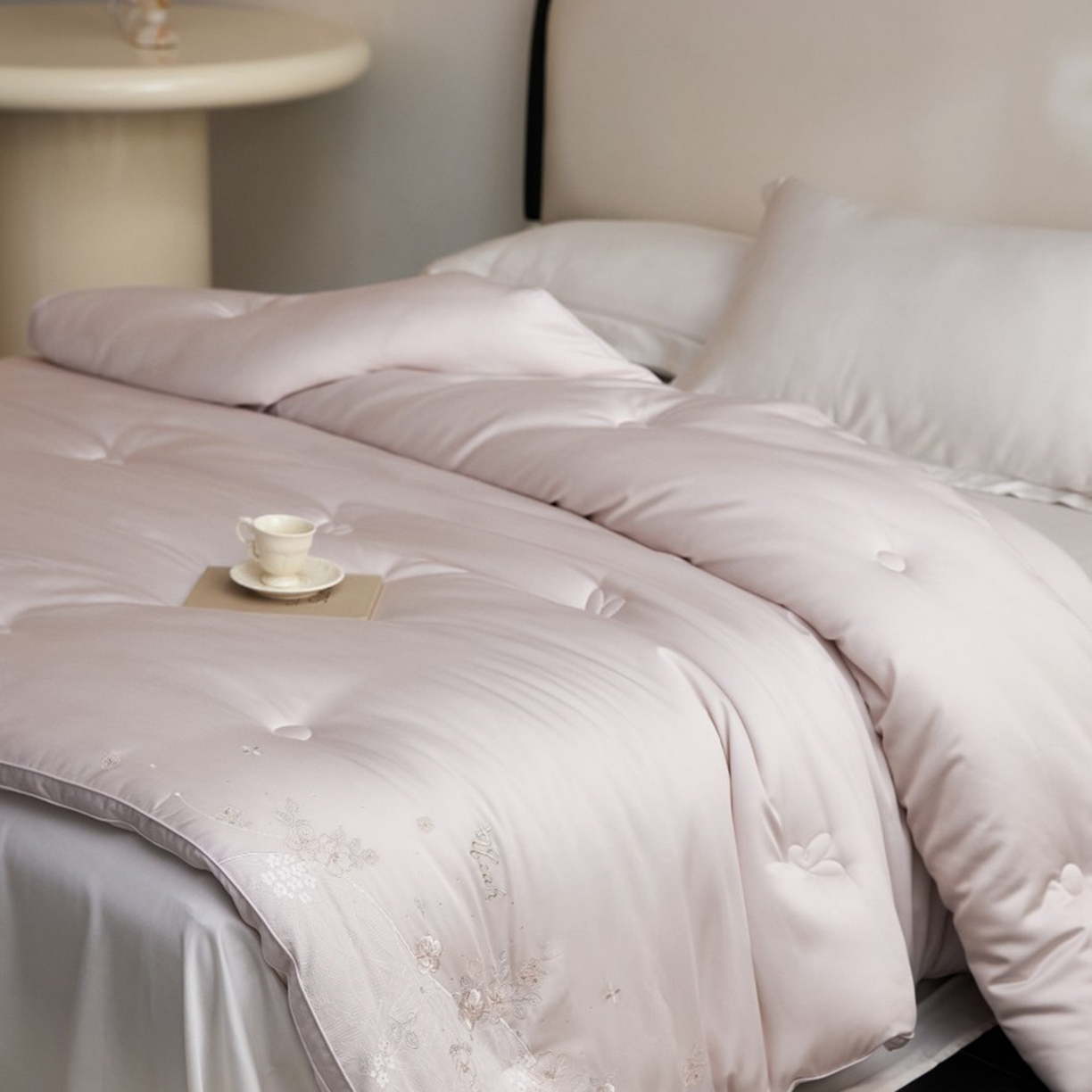 91家纺网 家纺一手货源 找家纺 玖玖爱家纺 2025新款蚕皙暖意绣花被被子被芯 淡雅紫