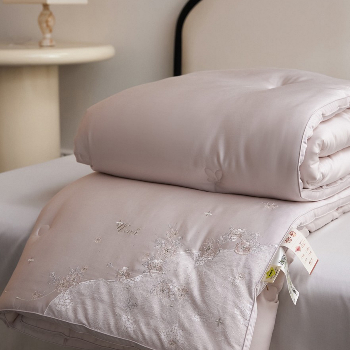 91家纺网 家纺一手货源 找家纺 玖玖爱家纺 2025新款蚕皙暖意绣花被被子被芯 淡雅紫