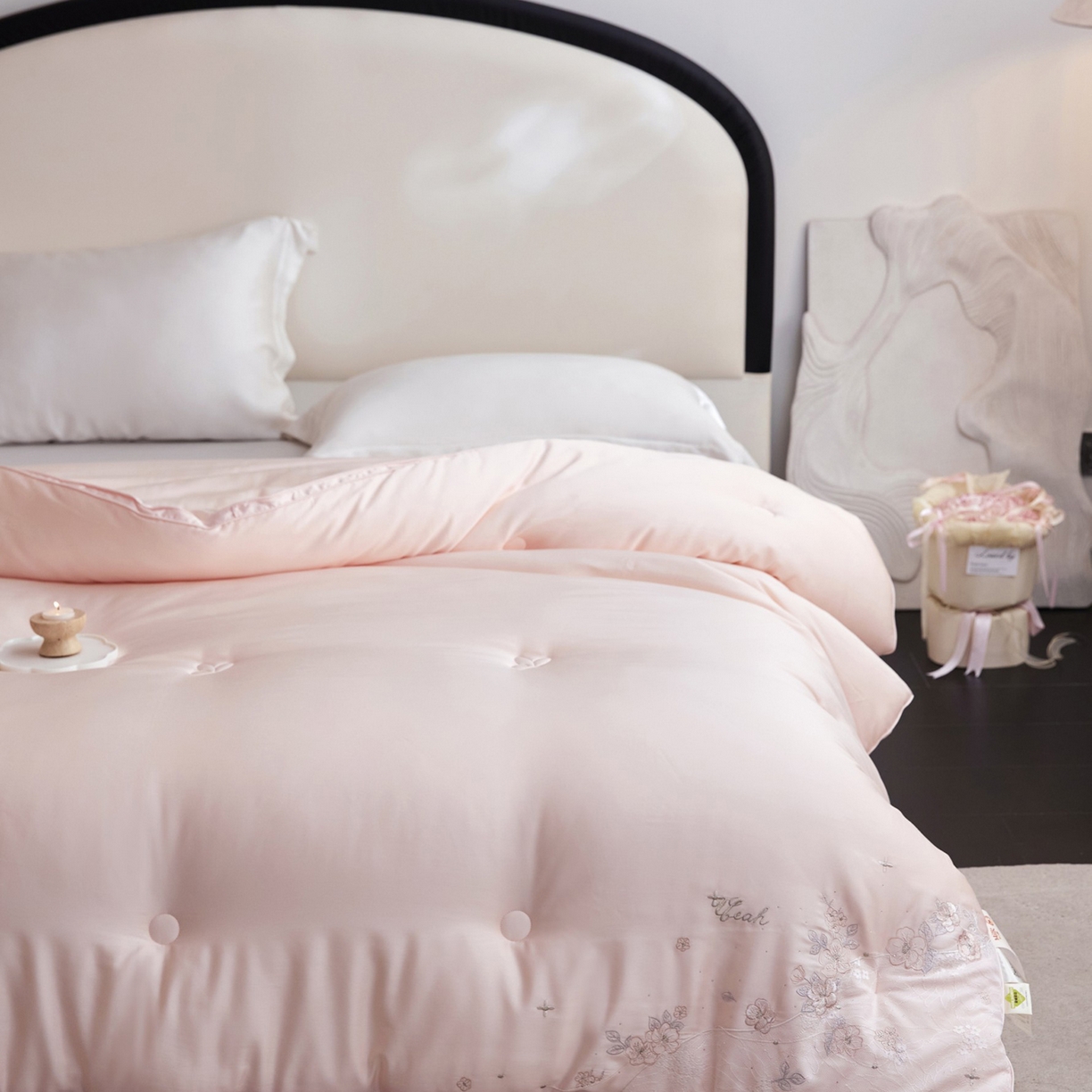 91家纺网 家纺一手货源 找家纺 玖玖爱家纺 2025新款蚕皙暖意绣花被被子被芯 樱花粉