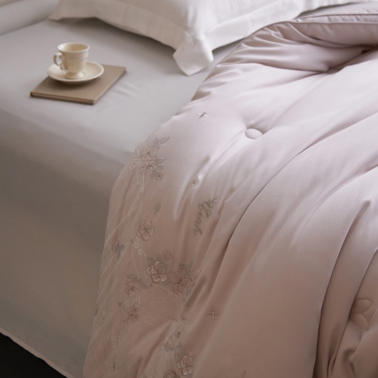 91家纺网 家纺一手货源 找家纺 玖玖爱家纺 2025新款蚕皙暖意绣花被被子被芯 淡雅紫