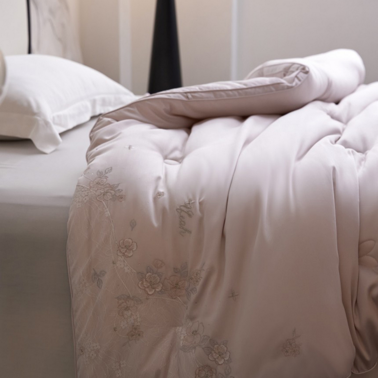 91家纺网 家纺一手货源 找家纺 玖玖爱家纺 2025新款蚕皙暖意绣花被被子被芯 淡雅紫
