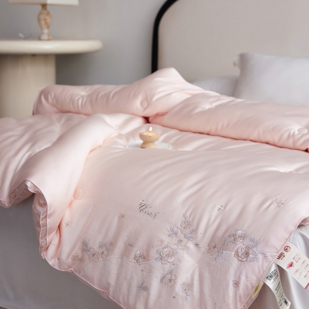 91家纺网 家纺一手货源 找家纺 玖玖爱家纺 2025新款蚕皙暖意绣花被被子被芯 樱花粉