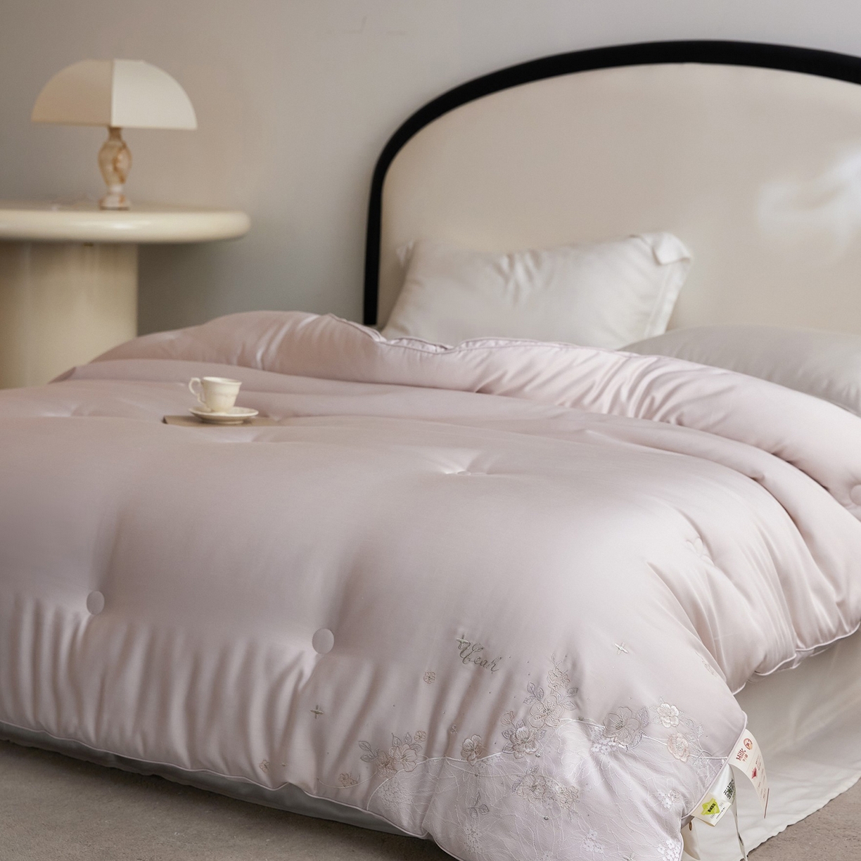 91家纺网 家纺一手货源 找家纺 玖玖爱家纺 2025新款蚕皙暖意绣花被被子被芯 淡雅紫