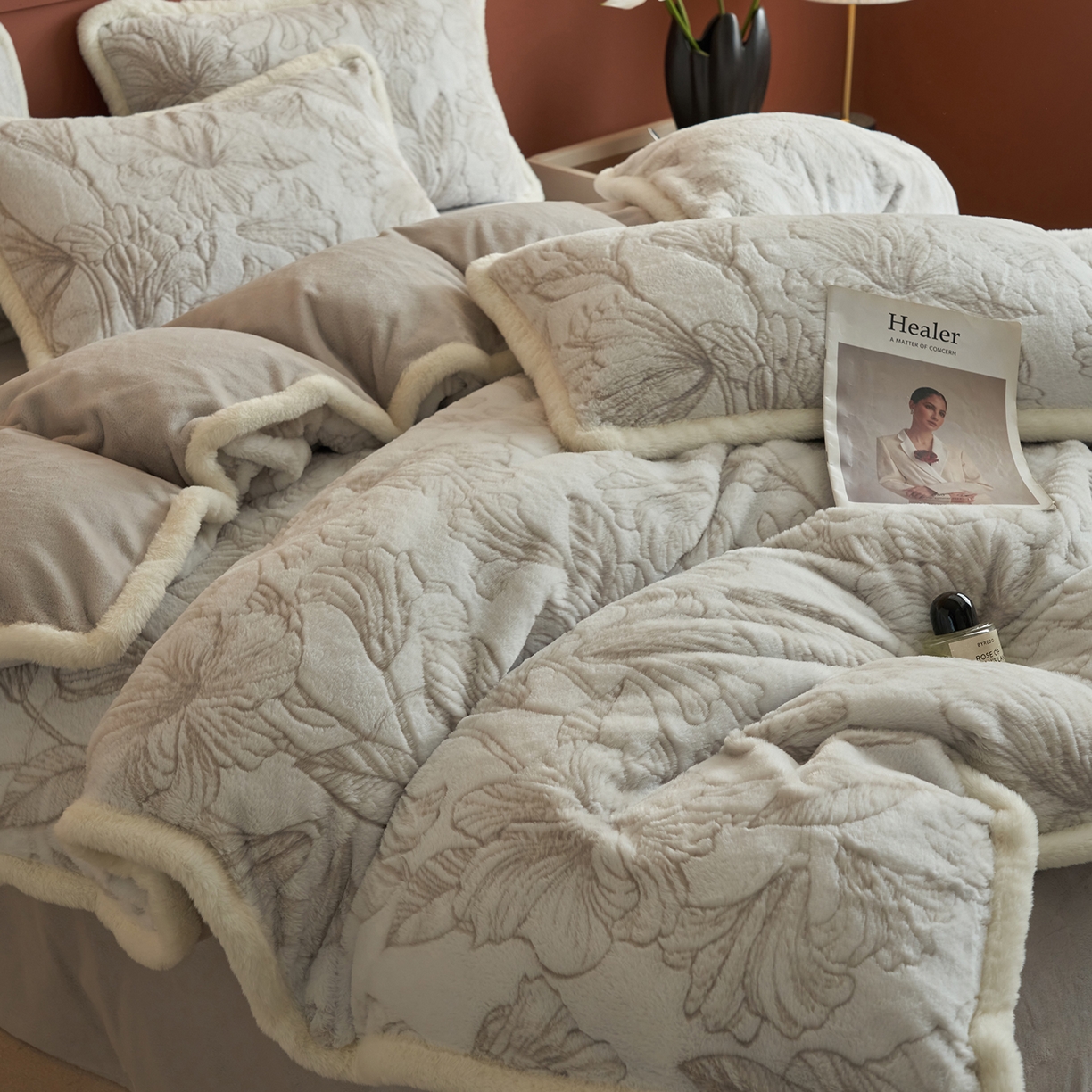 91家纺网 家纺一手货源 找家纺 晨曦家纺 2025新款高克重兔毛绒浪花四件套牛奶绒四件套兔毛边床品 毕加索