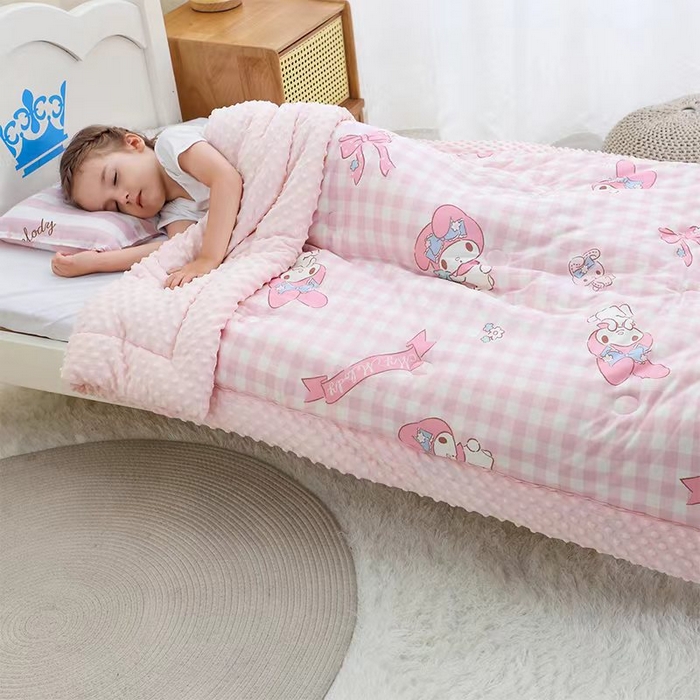 91家纺网 家纺一手货源 找家纺 鱼宝 2025新款三丽鸥针织棉豆豆被 粉格美乐蒂