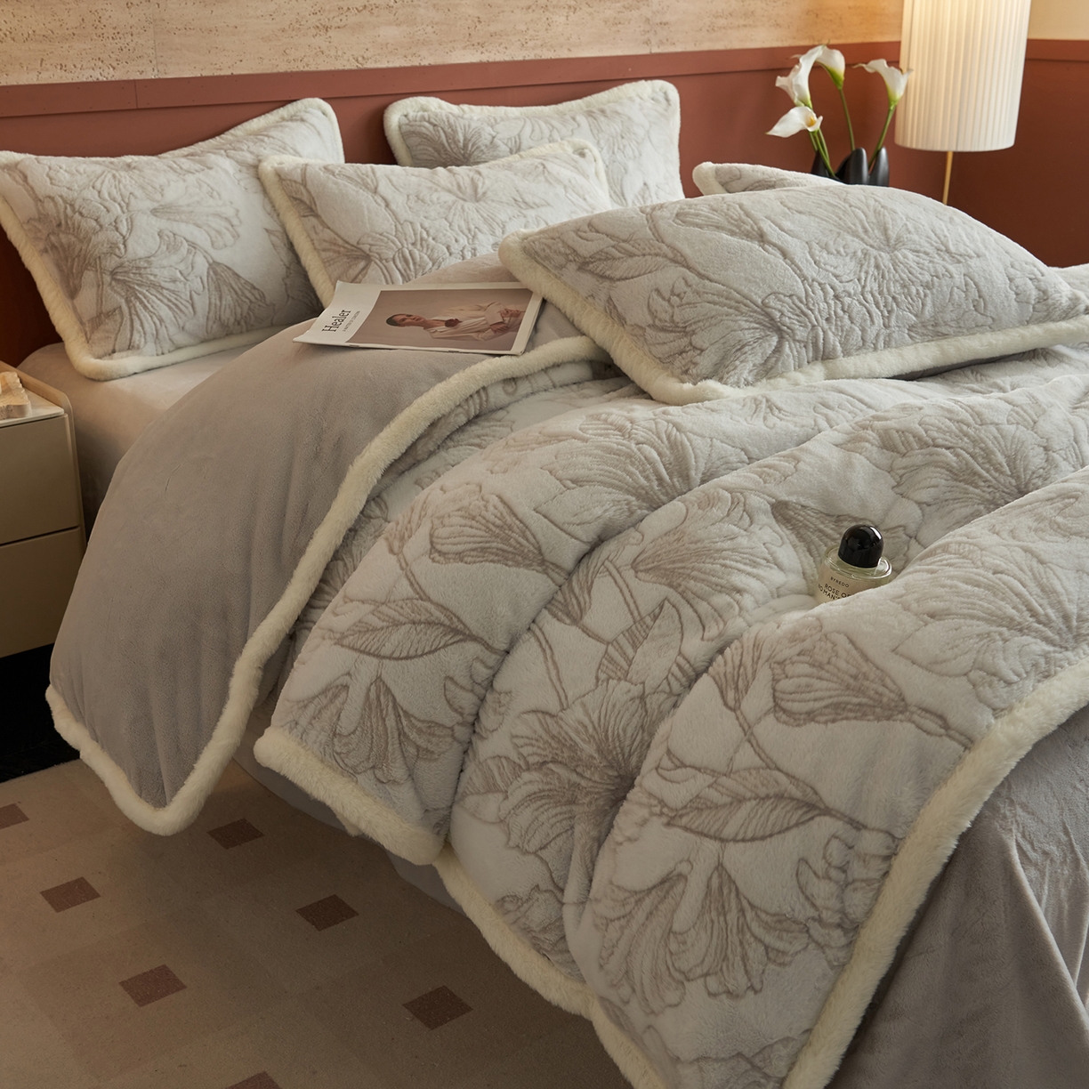 91家纺网 家纺一手货源 找家纺 晨曦家纺 2025新款高克重兔毛绒浪花四件套牛奶绒四件套兔毛边床品 毕加索