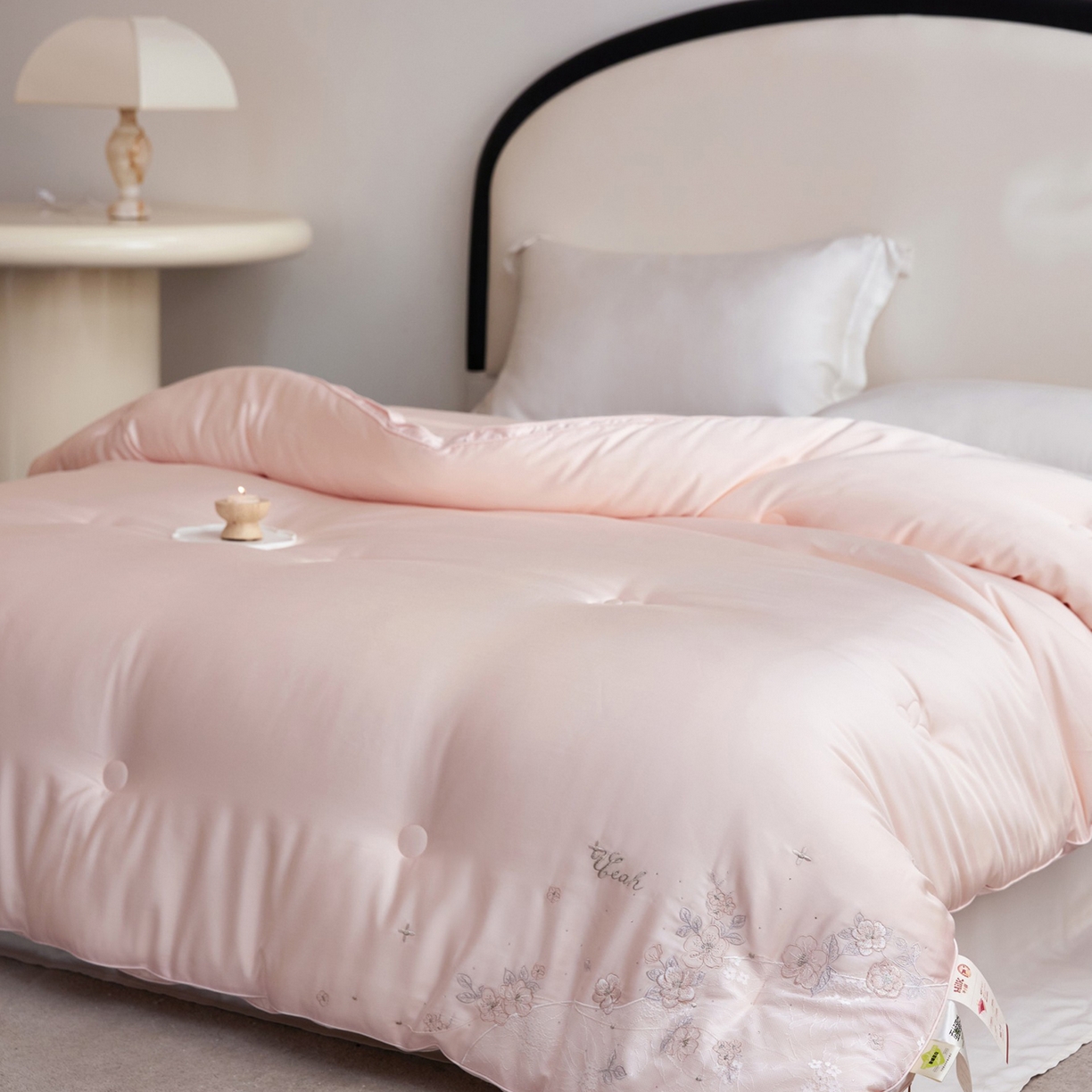91家纺网 家纺一手货源 找家纺 玖玖爱家纺 2025新款蚕皙暖意绣花被被子被芯 樱花粉