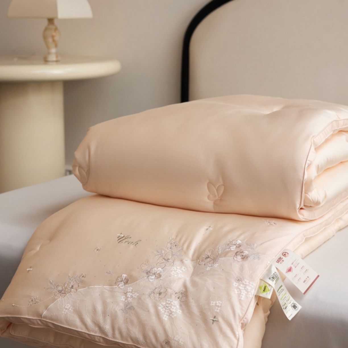 91家纺网 家纺一手货源 找家纺 （总）玖玖爱家纺 2025新款蚕皙暖意绣花被被子被芯