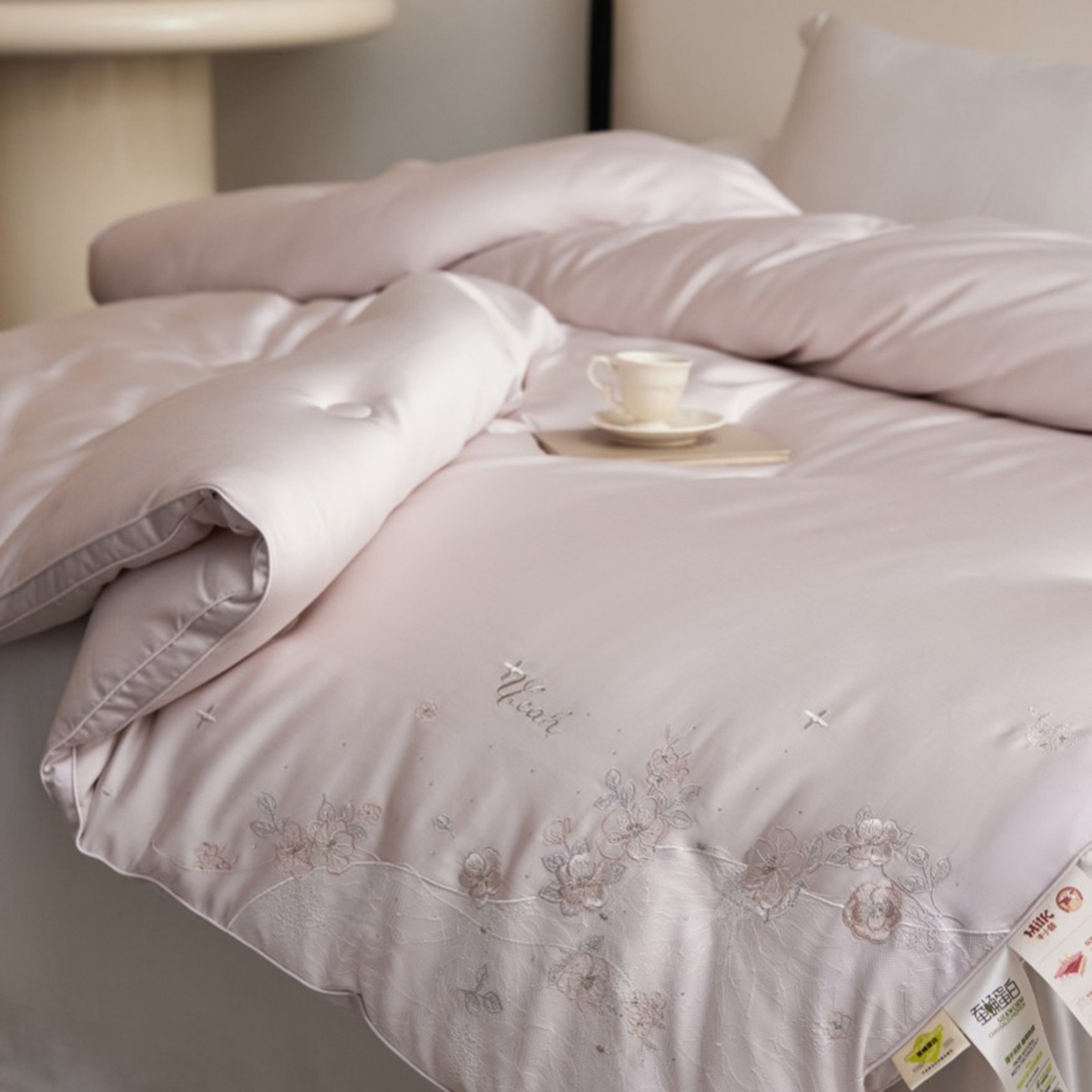 91家纺网 家纺一手货源 找家纺 玖玖爱家纺 2025新款蚕皙暖意绣花被被子被芯 淡雅紫