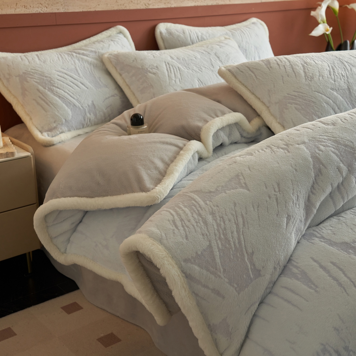 91家纺网 家纺一手货源 找家纺 晨曦家纺 2025新款高克重兔毛绒浪花四件套牛奶绒四件套兔毛边床品 莫奈花廊