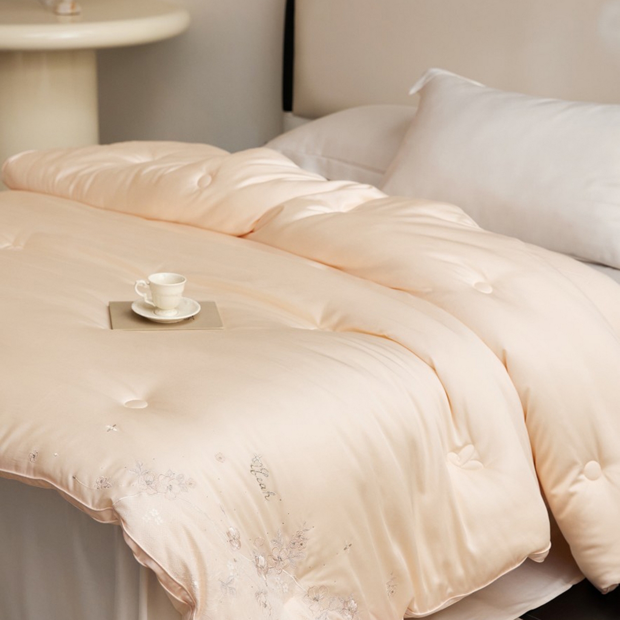 91家纺网 家纺一手货源 找家纺 玖玖爱家纺 2025新款蚕皙暖意绣花被被子被芯 贝壳粉