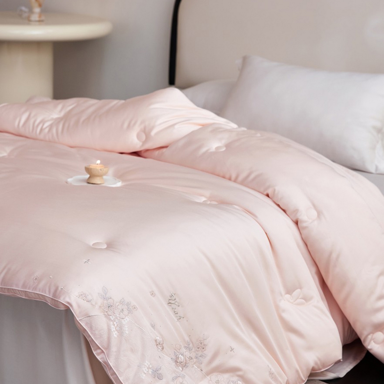 91家纺网 家纺一手货源 找家纺 玖玖爱家纺 2025新款蚕皙暖意绣花被被子被芯 樱花粉