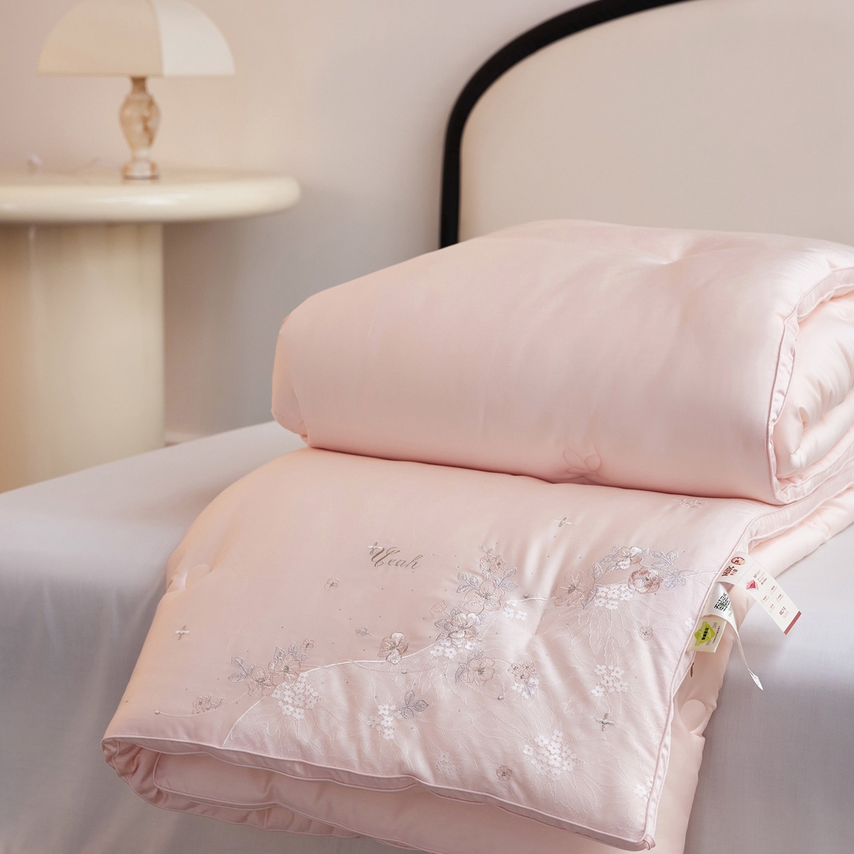 91家纺网 家纺一手货源 找家纺 玖玖爱家纺 2025新款蚕皙暖意绣花被被子被芯 樱花粉