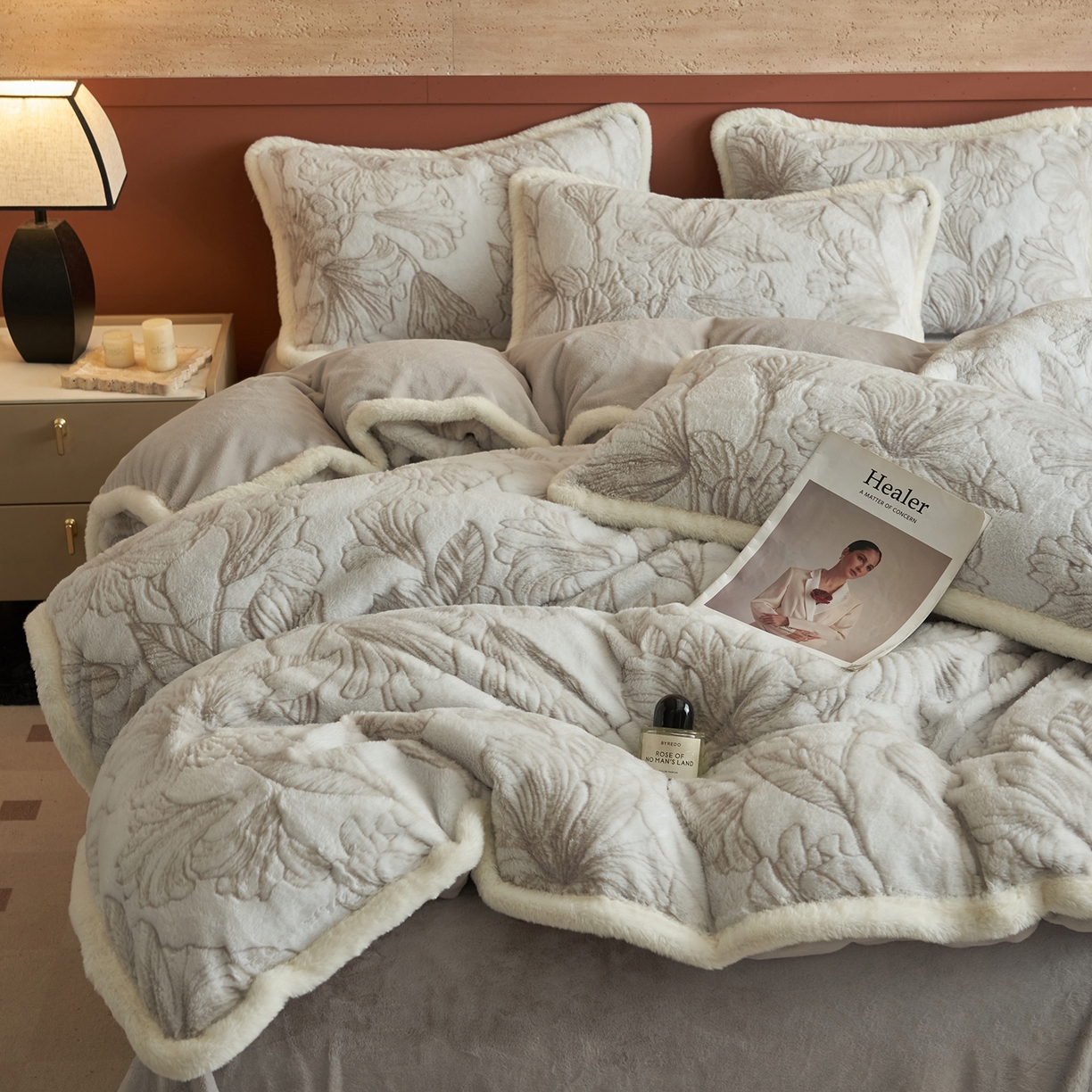 91家纺网 家纺一手货源 找家纺 晨曦家纺 2025新款高克重兔毛绒浪花四件套牛奶绒四件套兔毛边床品 毕加索