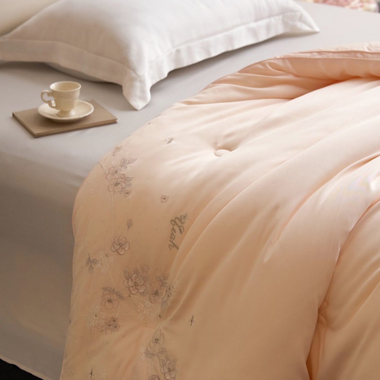 91家纺网 家纺一手货源 找家纺 玖玖爱家纺 2025新款蚕皙暖意绣花被被子被芯 贝壳粉