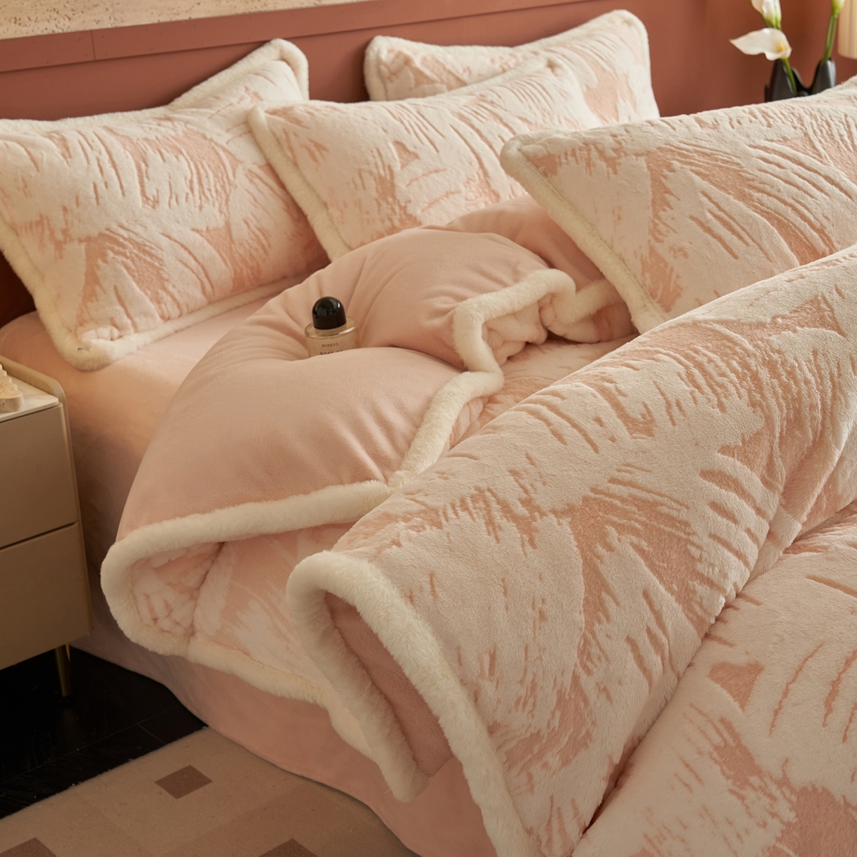 91家纺网 家纺一手货源 找家纺 晨曦家纺 2025新款高克重兔毛绒浪花四件套牛奶绒四件套兔毛边床品 爱的罗曼史