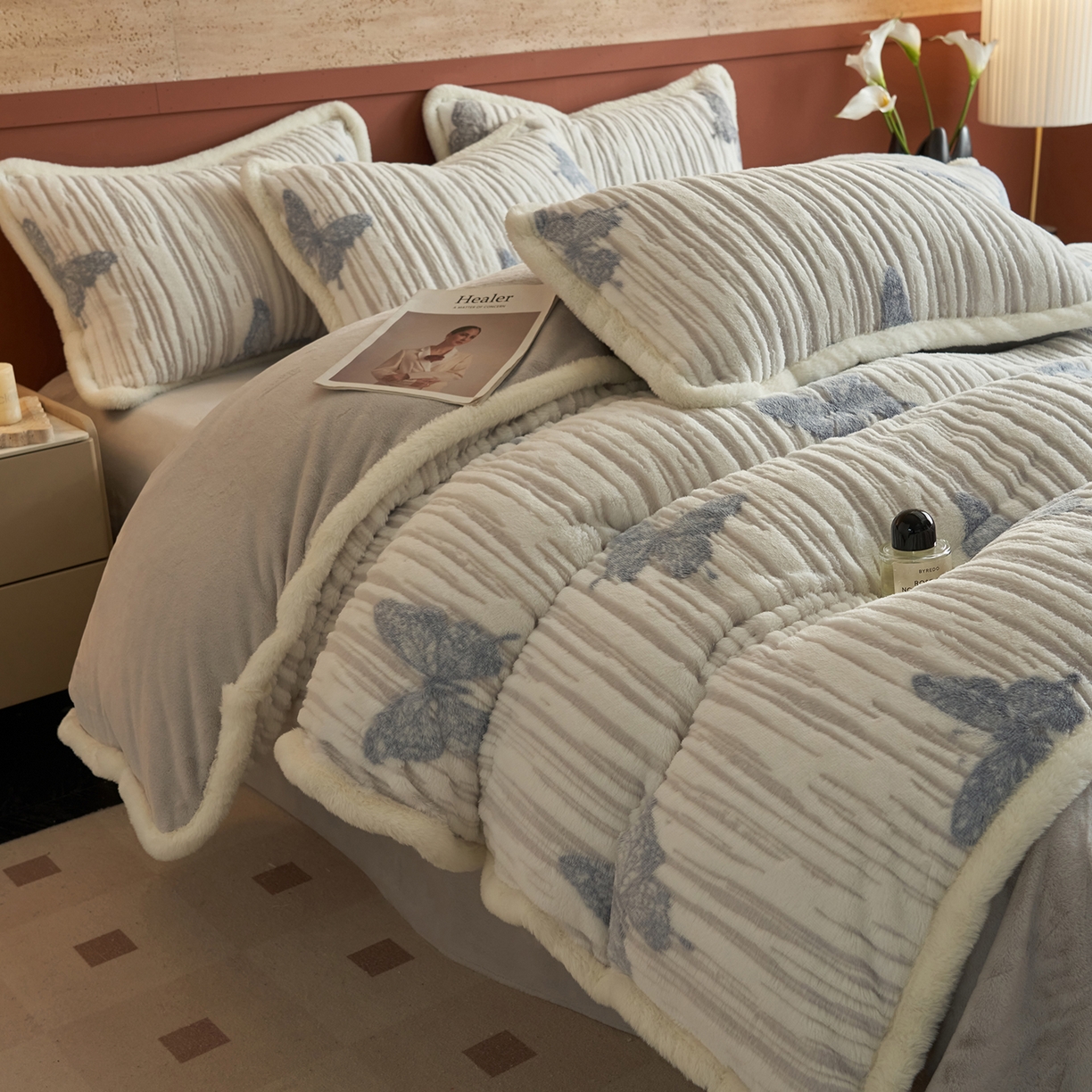 91家纺网 家纺一手货源 找家纺 晨曦家纺 2025新款高克重兔毛绒浪花四件套牛奶绒四件套兔毛边床品 舞后