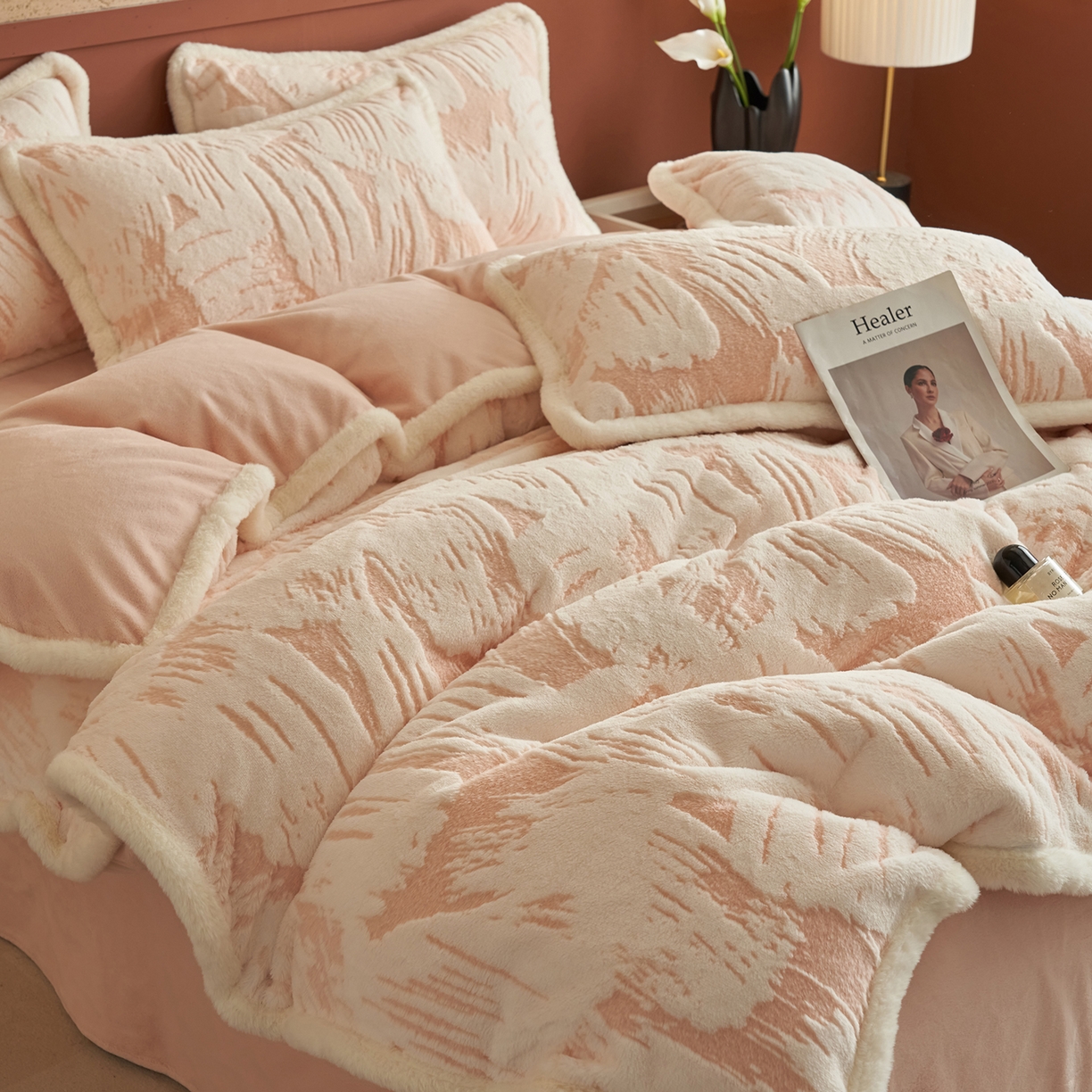 91家纺网 家纺一手货源 找家纺 晨曦家纺 2025新款高克重兔毛绒浪花四件套牛奶绒四件套兔毛边床品 爱的罗曼史