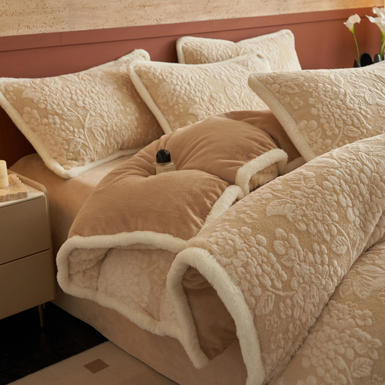 91家纺网 家纺一手货源 找家纺 晨曦家纺 2025新款高克重兔毛绒浪花四件套牛奶绒四件套兔毛边床品 兰铃花语