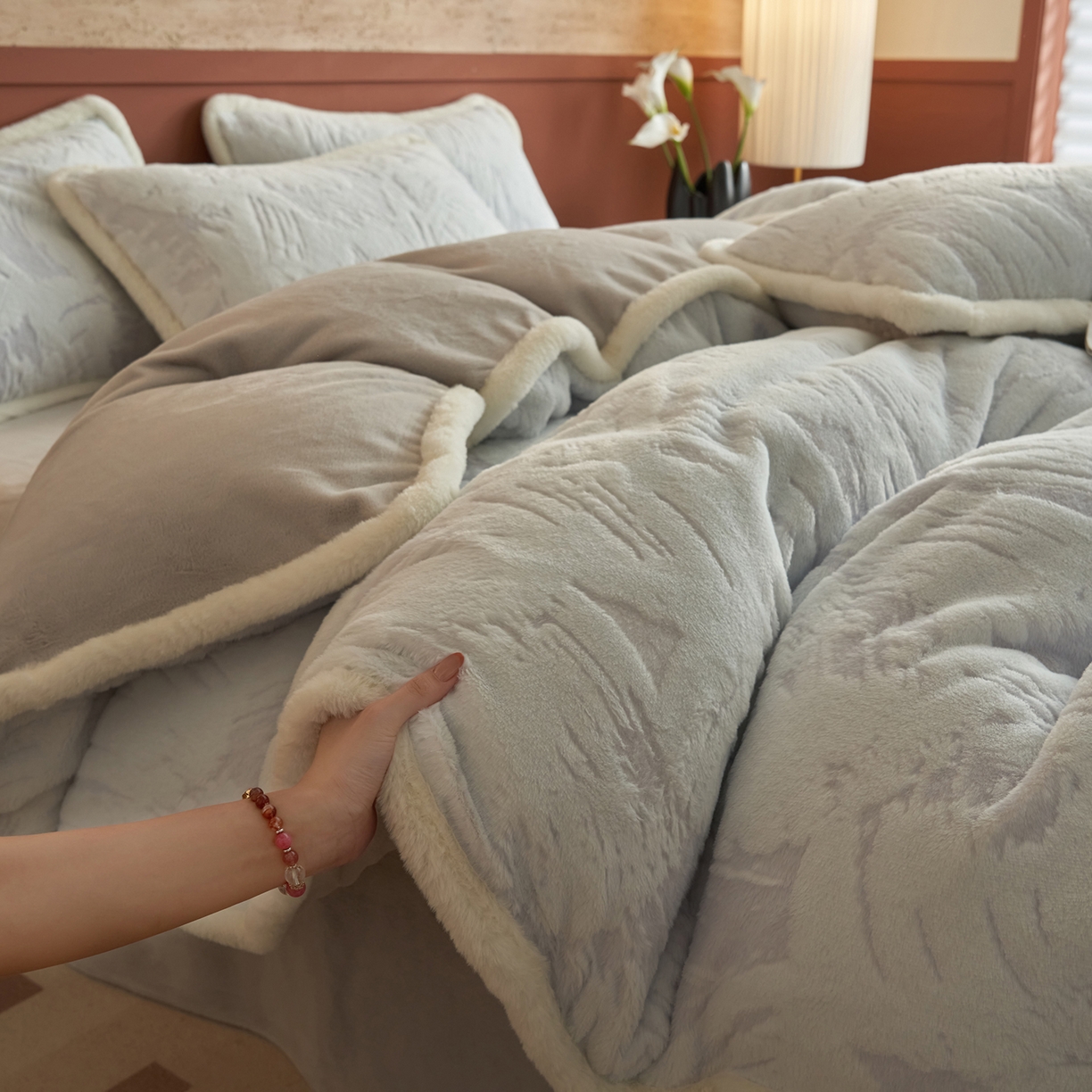 91家纺网 家纺一手货源 找家纺 （总）晨曦家纺 2025新款高克重兔毛绒浪花四件套牛奶绒四件套兔毛边床品