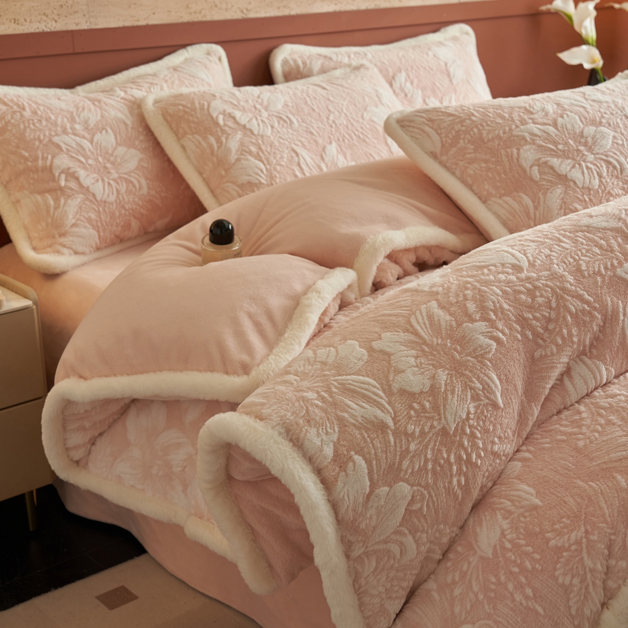 91家纺网 家纺一手货源 找家纺 晨曦家纺 2025新款高克重兔毛绒浪花四件套牛奶绒四件套兔毛边床品 初恋