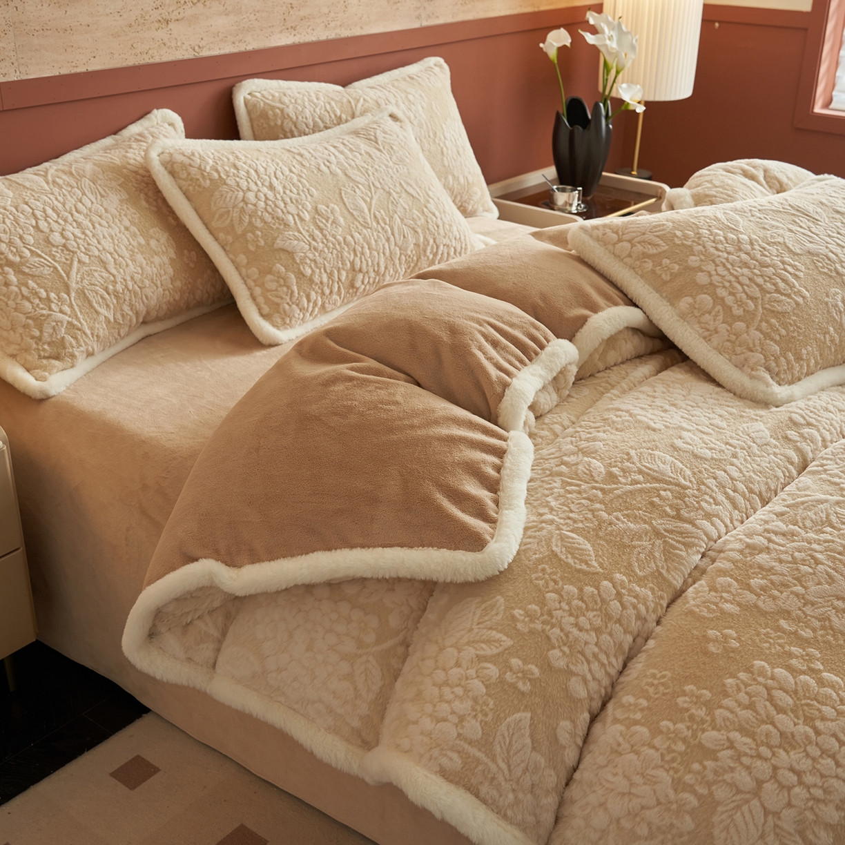 91家纺网 家纺一手货源 找家纺 晨曦家纺 2025新款高克重兔毛绒浪花四件套牛奶绒四件套兔毛边床品 兰铃花语