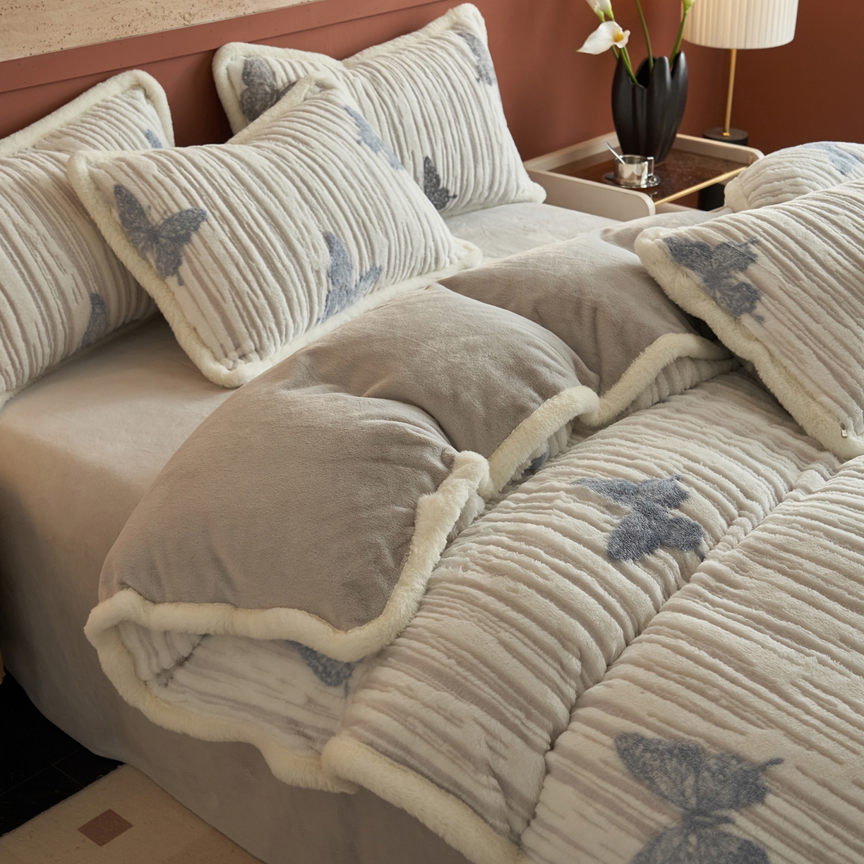 91家纺网 家纺一手货源 找家纺 晨曦家纺 2025新款高克重兔毛绒浪花四件套牛奶绒四件套兔毛边床品 舞后