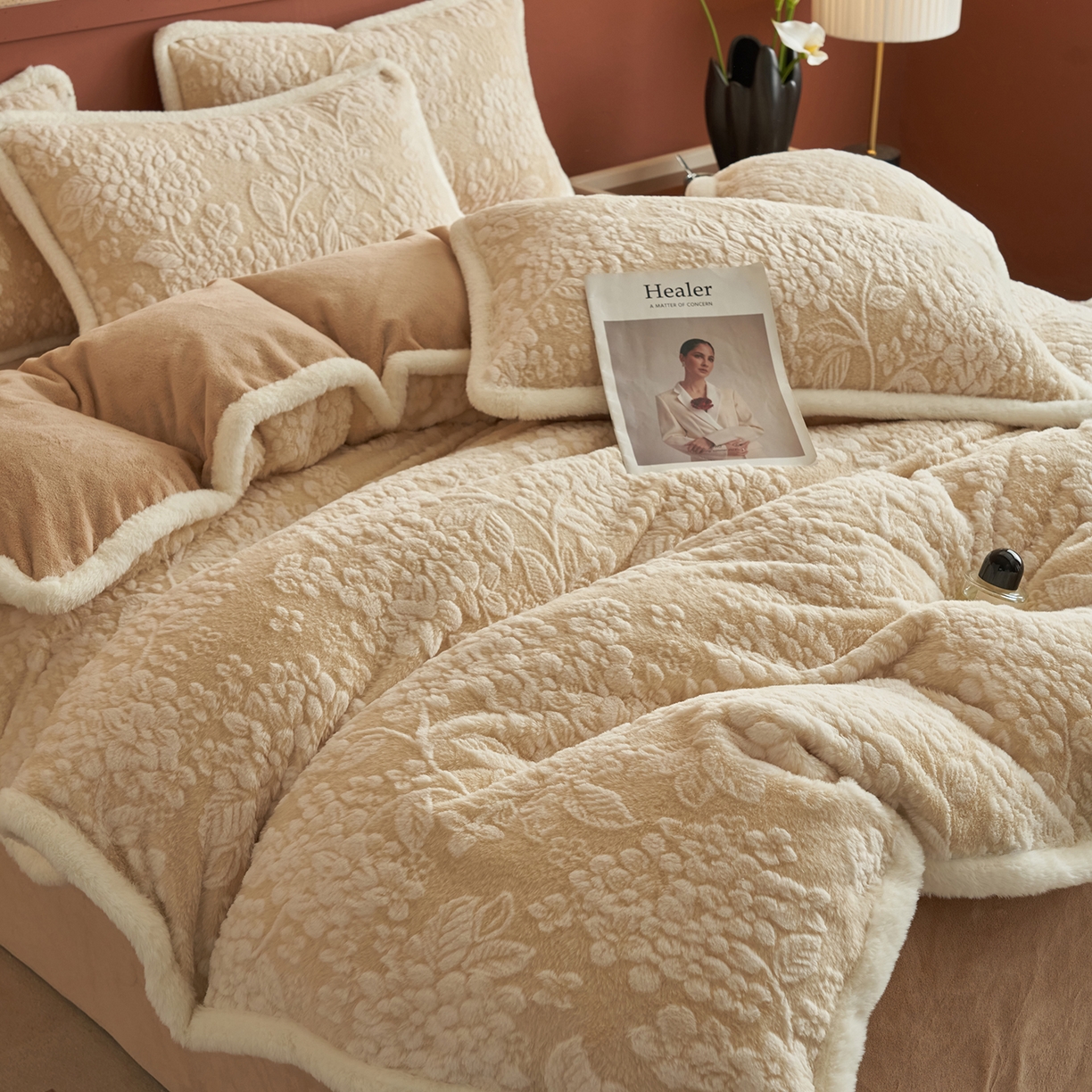 91家纺网 家纺一手货源 找家纺 晨曦家纺 2025新款高克重兔毛绒浪花四件套牛奶绒四件套兔毛边床品 兰铃花语