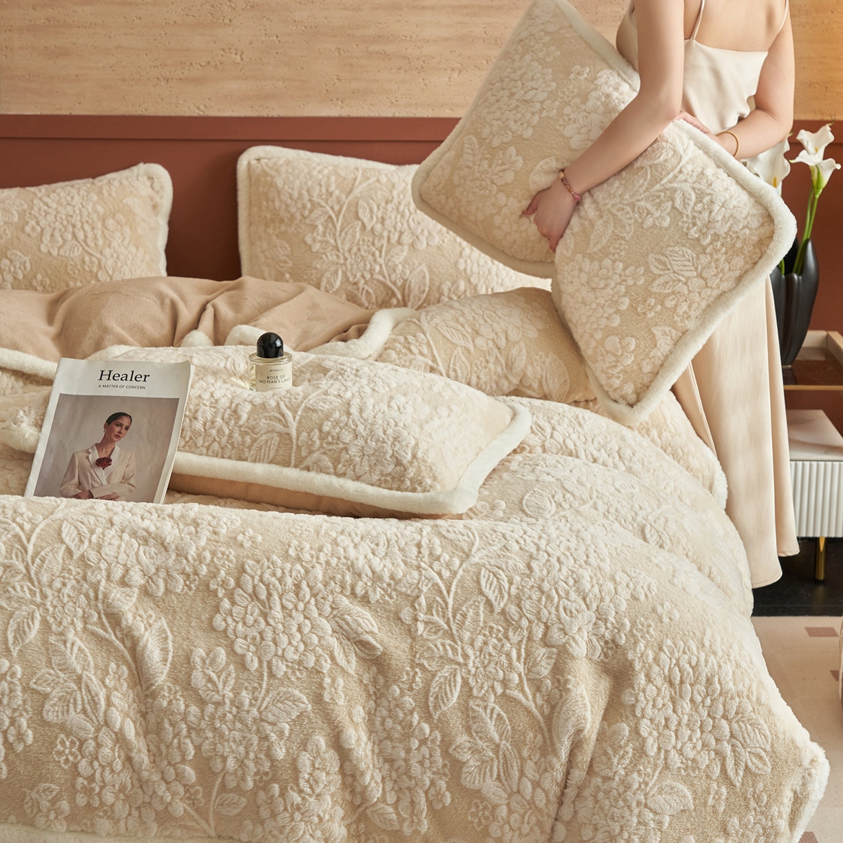 91家纺网 家纺一手货源 找家纺 晨曦家纺 2025新款高克重兔毛绒浪花四件套牛奶绒四件套兔毛边床品 兰铃花语