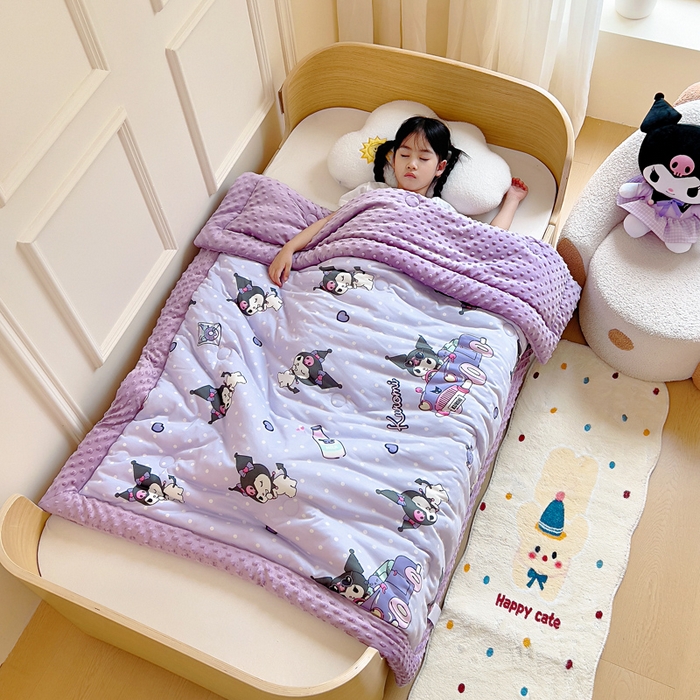 91家纺网 家纺一手货源 找家纺 鱼宝 2025新款三丽鸥针织棉豆豆被 汽车库洛米