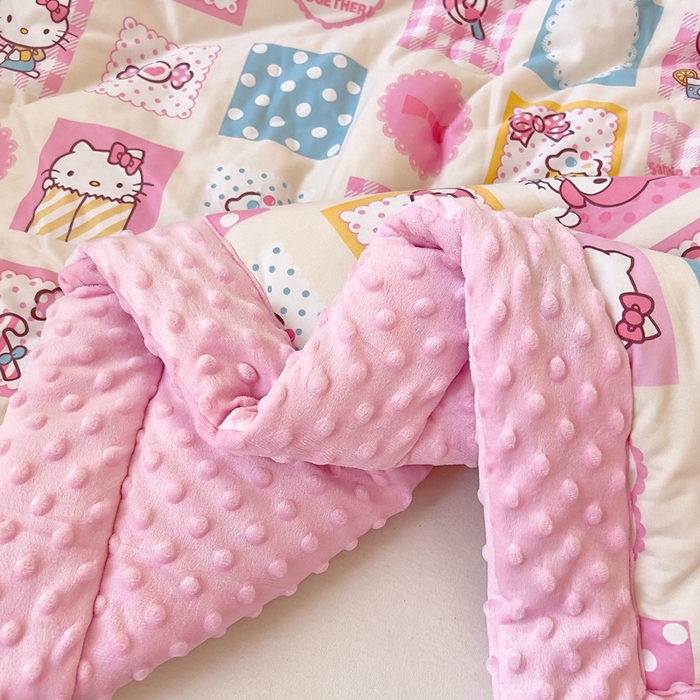 91家纺网 家纺一手货源 找家纺 鱼宝 2025新款三丽鸥针织棉豆豆被 Kitty甜品屋