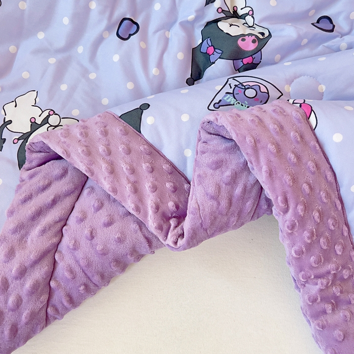 91家纺网 家纺一手货源 找家纺 鱼宝 2025新款三丽鸥针织棉豆豆被 汽车库洛米