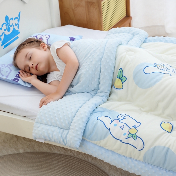 91家纺网 家纺一手货源 找家纺 鱼宝 2025新款三丽鸥针织棉豆豆被 开心玉桂狗