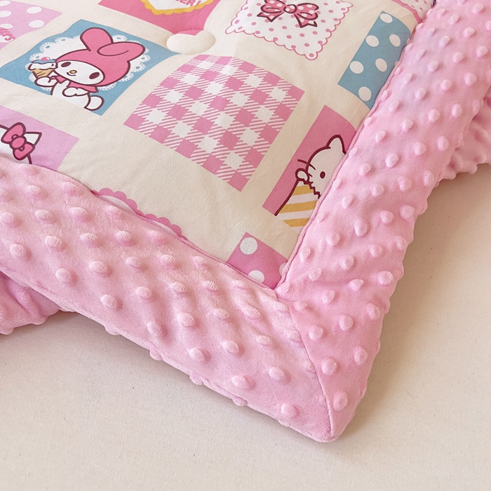 91家纺网 家纺一手货源 找家纺 鱼宝 2025新款三丽鸥针织棉豆豆被 Kitty甜品屋