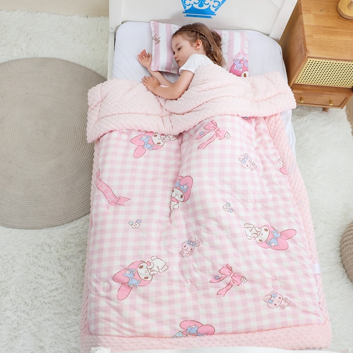 91家纺网 家纺一手货源 找家纺 鱼宝 2025新款三丽鸥针织棉豆豆被 粉格美乐蒂