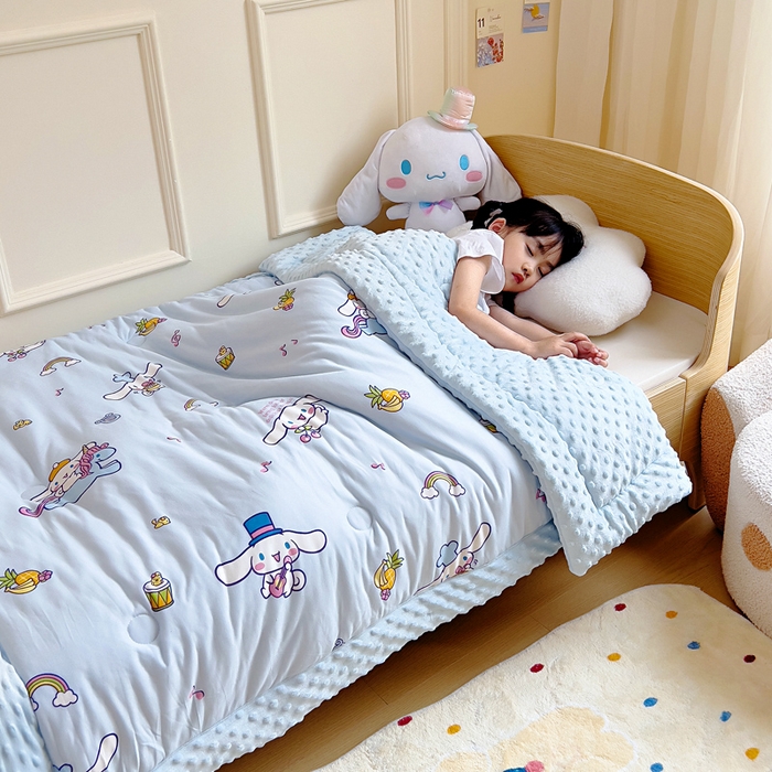 91家纺网 家纺一手货源 找家纺 鱼宝 2025新款三丽鸥针织棉豆豆被 水果玉桂狗