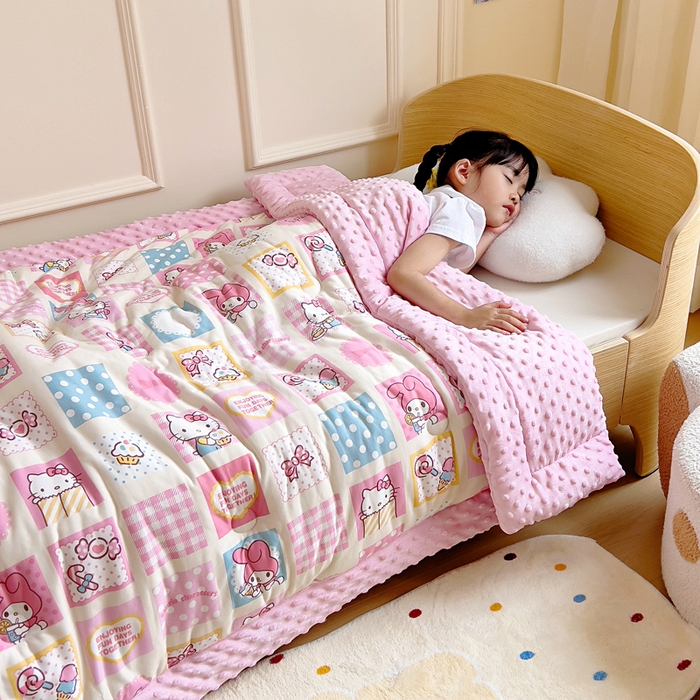 91家纺网 家纺一手货源 找家纺 鱼宝 2025新款三丽鸥针织棉豆豆被 Kitty甜品屋