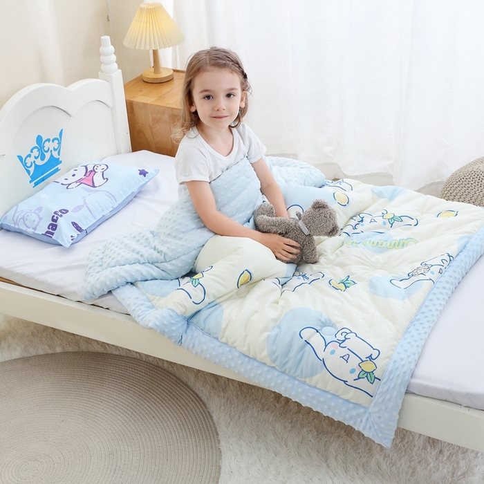 91家纺网 家纺一手货源 找家纺 鱼宝 2025新款三丽鸥针织棉豆豆被 开心玉桂狗