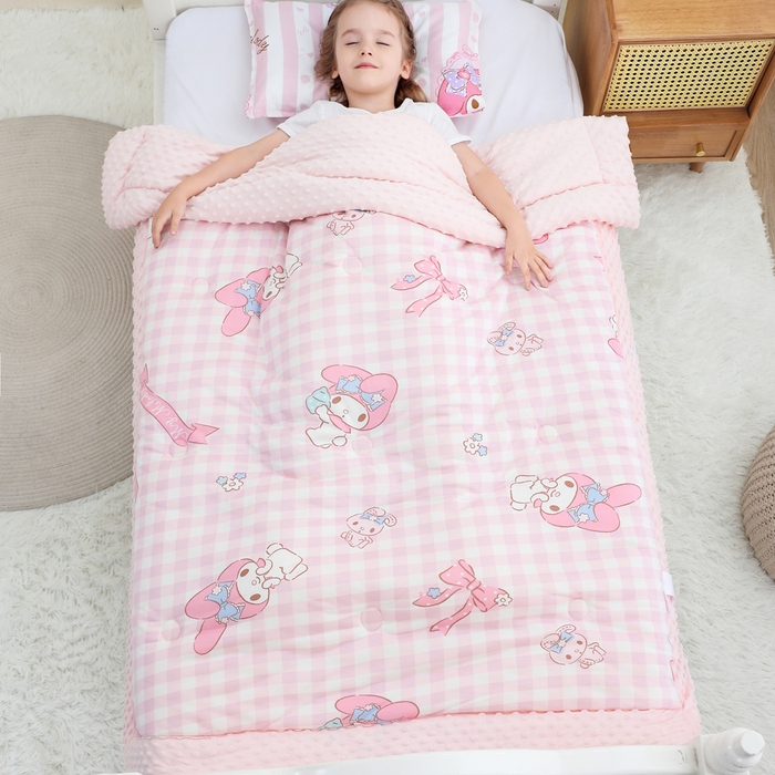 91家纺网 家纺一手货源 找家纺 鱼宝 2025新款三丽鸥针织棉豆豆被 粉格美乐蒂